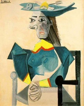 パブロ・ピカソ Painting - 魚の帽子をかぶった座る女性 1942年 パブロ・ピカソ